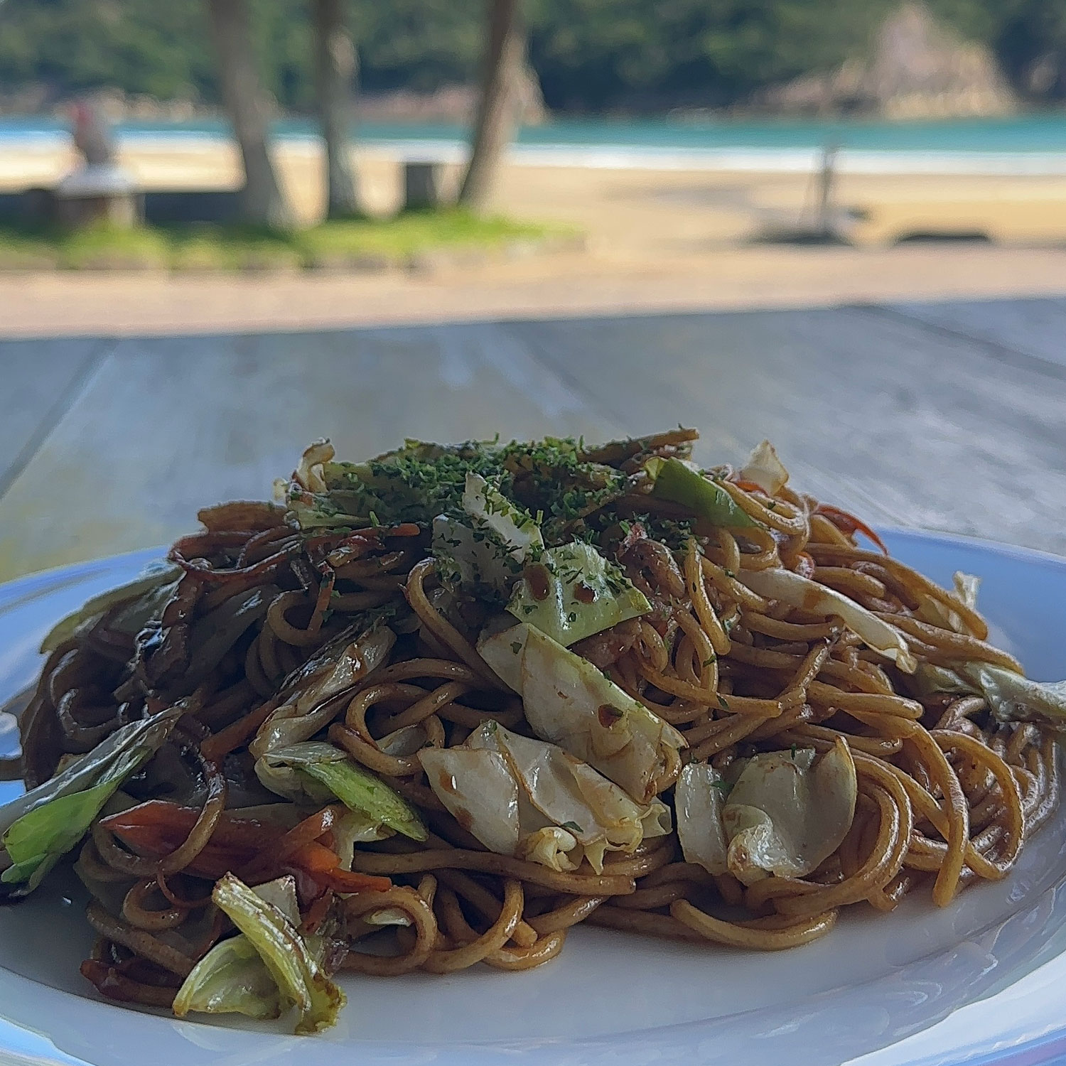 海を眺めながら焼きそば